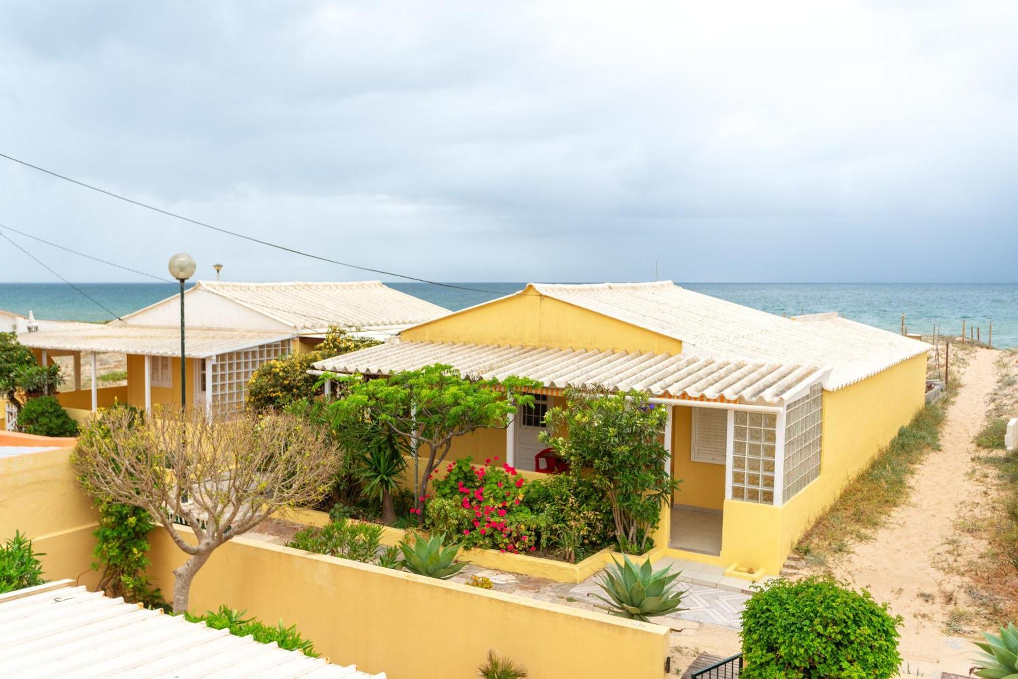 Blife Faro Beach Hostel Exterior photo